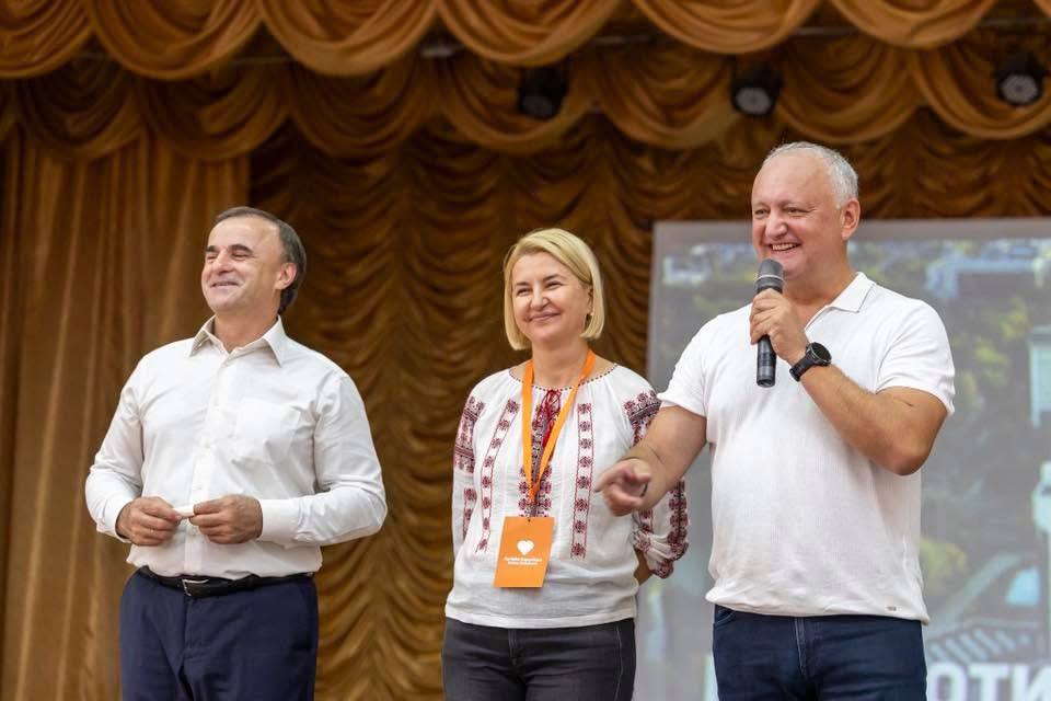 Блок из четырёх партий, а половина - социалисты. Бельчанам - мимо кассы Блок «Патриотический», созданный с громким лозунгом объединения четырёх партий, определился с кандидатами в парламент. В первой двадцатке списка - ровно половина мест заняли представители Партии социалистов ПСРМ . Видимо, арифметика у политиков своя: четыре партии на деле превращаются в «одну с бонусами». В лидерах - Игорь Додон, Диана Караман, Ирина Влах, Василе Тарлев и Зинаида Гречаный. Остальные позиции в топ-20 тоже щедро украшены социалистическими фамилиями - от Влада Батрынчи до Григория Узуна и Павла Войку. Лидер коммунистов Владимир Воронин, впрочем, решил не толкаться в первых рядах и скромно пристроился под номером 50. А вот бельчане, несмотря на весь свой электоральный вес и статус «северной столицы», в первую двадцатку так и не пробились. Видимо, патриотизм в Блоке пока измеряется не географией, а партийными билетами.