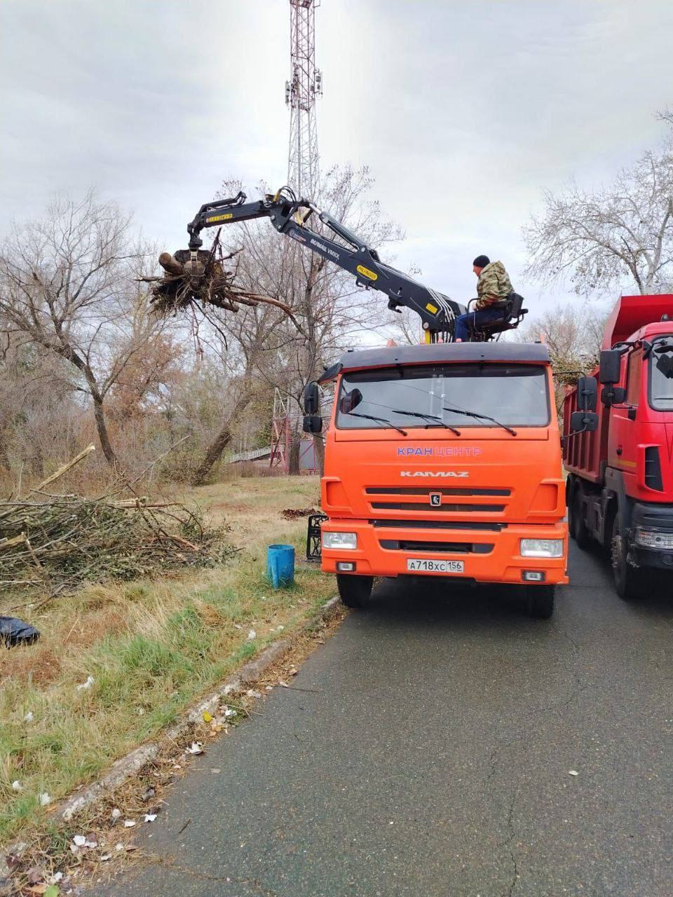 Окружные субботники прошли в Оренбурге   #Про_Общество   Накануне в Оренбурге прошли субботники. Основную работу по наведению порядка в городе провели коммунальщики. Они проводили санитарную обрезку деревьев и кустарников, очистку газонов и клумб, ливневых каналов от мусора, веток и сухой листвы.   Участие в акции также приняли  коллективы предприятий, школьники, студенты, представители общественных и молодёжных организаций, волонтеры и простые горожане. Навели порядок около предприятий, частных домовладений, на территориях СНТ, в парках, скверах и других пространствах. В их числе: Зуаральная роща, парк им. Гуськова, ул. Лесозащитная, Авиационная, Уральская, Мира, проспект Гагарина и другие. Всего вывезено более 600 кубометоров мусора.    «Особое внимание было уделено ликвидации несанкционированных свалок и вывозу отходов с площадок накопления ТКО. Несанкционированные свалки убрали в  СНТ Дубки, в микрорайоне имени Куйбышева», - сообщили в мэрии.  В окружных субботниках приняли участие около двух тысяч оренбуржцев.