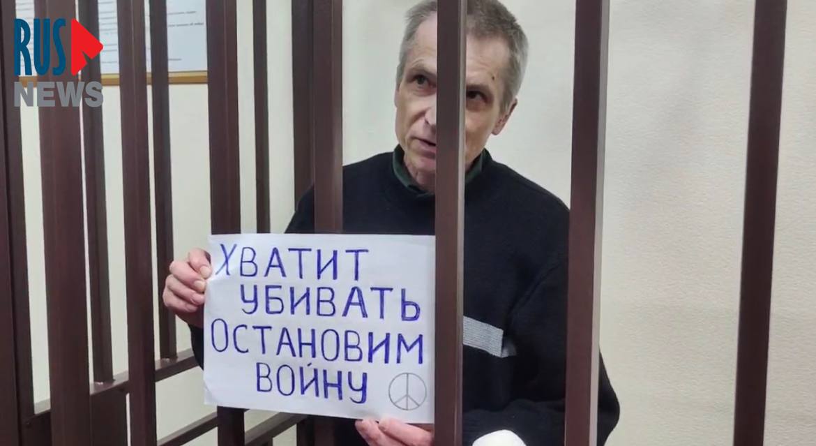 «Конечно, это не туристическая поездка, и условия передвижения пыточные» — во время этапа у Алексея Горинова подозрения на воспаление легких, он может его «не перенести» Алексей отправил письмо, в котором рассказал о подозрении на воспаление легких. Он находится на этапе в новосибирском СИЗО, куда его привезли через «Киров, Нижний Новгород, Пермь, с остановкой в Екатеринбурге на ночь и далее через Тюмень». «Настроение бодрое, но есть подозрение на воспаление легких», — рассказал политик. Группа поддержки Алексей обеспокоена его состоянием и считает, что он может не перенести воспаление легких. По их словам, у Алексея отсутствует часть легкого, к тому же политик редко жалуется на здоровье, а «можно подозревать, что ситуация очень тяжелая». Подписаться Помочь RusNews