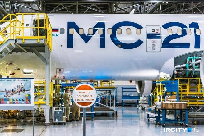 ОАК сократила дальность полета МС 21 Объединенная авиастроительная корпорация обновила официальные данные о технических характеристиках лайнера МС 21 который производят на Иркутском авиазаводе Теперь для версии МС 21 310 с двухклассной компоновкой на 175 пассажиров дальность полета составляет 3830 километров вместо прежних 5100 Максимальная взлетная масса осталась прежней 85 тонн сообщили Ведомости Сейчас на сайте ОАК опубликован не проект будущего каким еще 2 3 года назад был МС 21 а расчетные характеристики реальной машины которая уже создана в железе летает проходит сертификацию и пойдет в авиакомпании приводят Ведомости слова представителя Ростеха куда входит ОАК В корпорации добавили что новая дальность покрывает потребности перевозчиков ведь 80 рейсов в России не превышают 3000 километров По оценке экспертов МС 21 с нынешними параметрами сможет долететь из Москвы до Новосибирска без дозаправки Ircity теперь в MAX