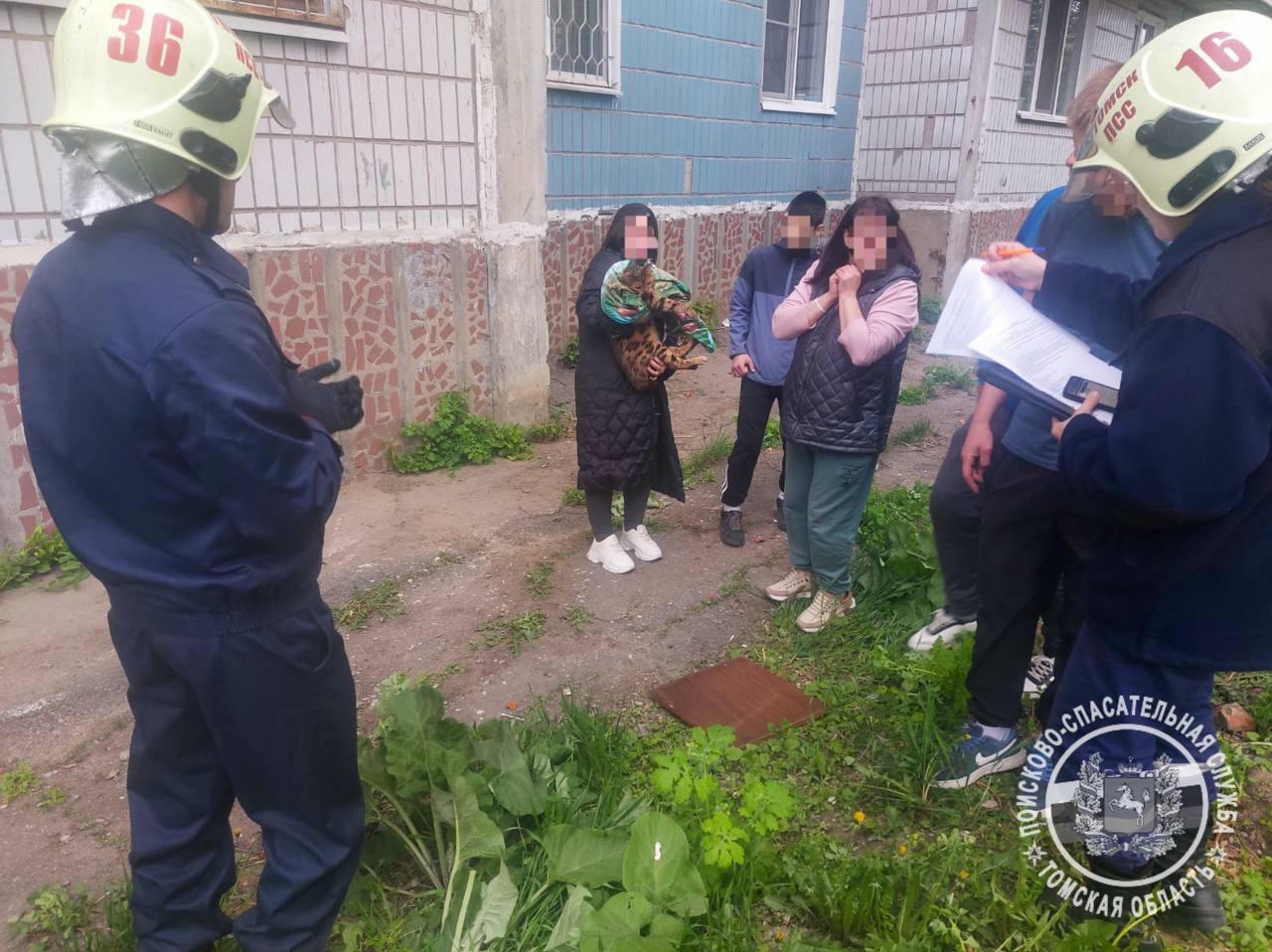 В экстренные службы позвонил житель Томска и рассказал, что у него кот выпал из окна 8 этажа на балкон 2 этажа. Спасатели Томской областной поисково-спасательной службы ПСО «Центральный» при помощи лестницы сняли кота с балкона и передали его хозяевам. После чего они незамедлительно повезли своего младшего друга в ветеринарную клинику. Подписаться Прислать нам новость