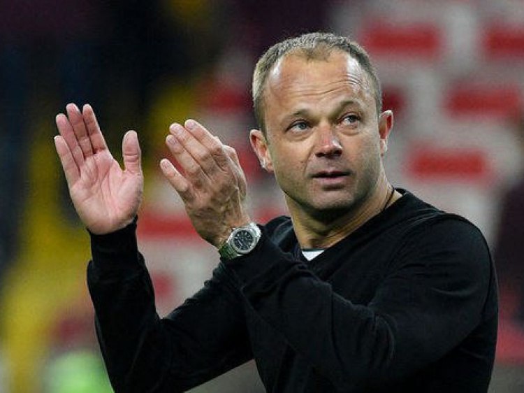 Волгоградскому Ротору выбрали нового главного тренера Руководство волгоградского СК Ротор назвало имя нового главного тренера футбольной команды Как рассказали Волжский ру в клубе пост займет Дмитрий Парфёнов Он родился в Одессе играл в местном Черноморце московском Спартаке и Динамо В 2012 году начал тренерскую карьеру работал с Текстильщиком Тосно Уралом Арсеналом Тула Родиной Актобе Казахстан Торпедо Москва Вместе с Тосно выигрывал Кубок России сезона 2017 2018 и вывел клуб из Ленинградской области в Премьер лигу выходил в финал Кубка России 2018 2019 с Уралом Московскую Родину выводил в стыковые матчи между Первой Лигой и РПЛ Обладатель Кубка Казахстана вместе с Актобе в 2024 году Подробнее на Волжский ру   www volzsky ru index php wx 16 wx2 82026 ВолжскийРу волжский vlz