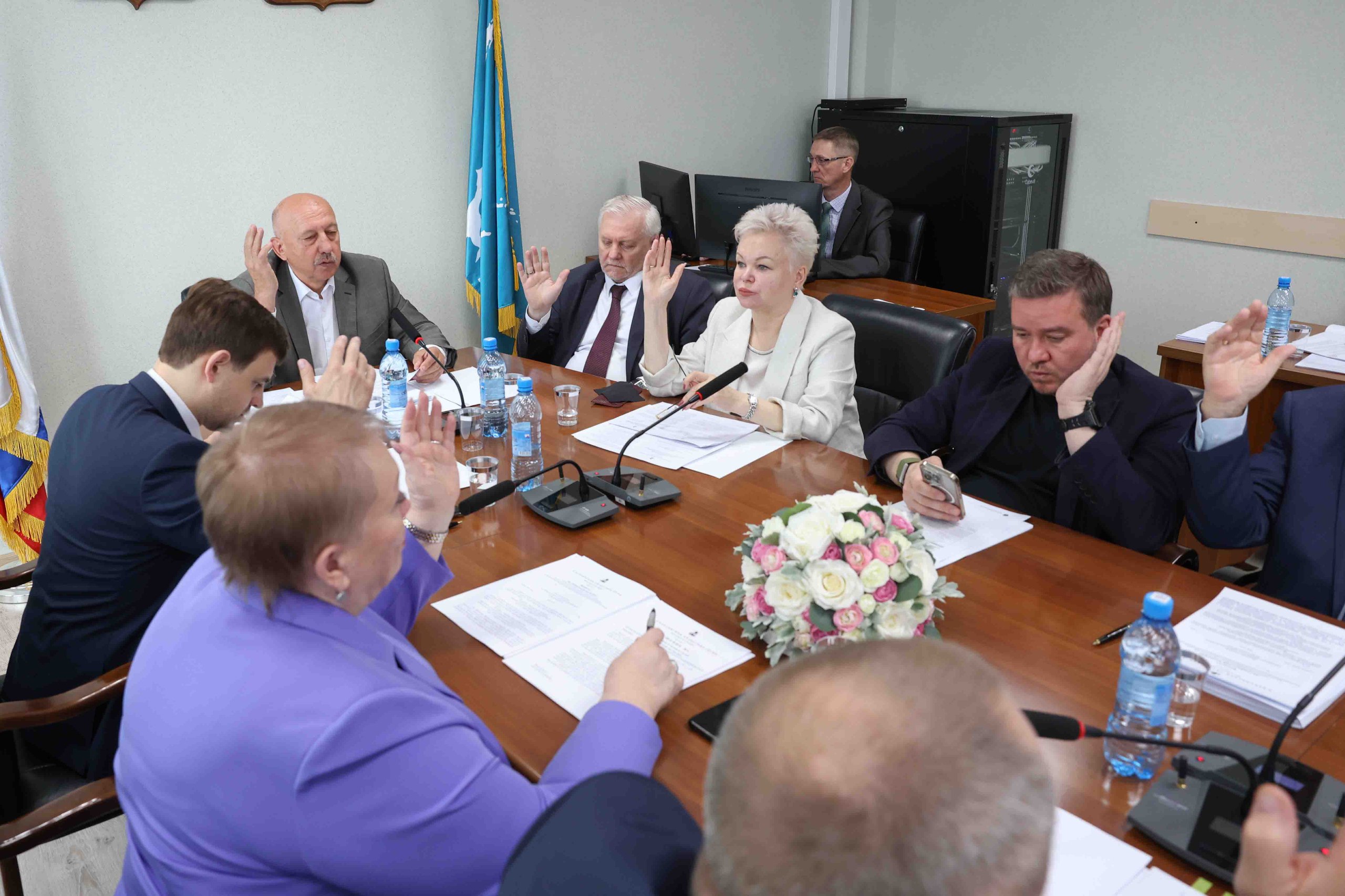 На заседании постоянного комитета по социальной политике депутаты рассмотрели внесение изменений в Закон «О дополнительных мерах поддержки семей, имеющих детей» Речь пошла об оформлении сахалинского маткапитала. Предлагается установить, что право на региональный материнский капитал будет возникать у родителей, если на день рождения ребенка они имели гражданство Российской Федерации и проживали на территории Сахалинской области не менее одного года непосредственно перед рождением ребенка. Заявление на получение гарантийного письма на областной материнский семейный капитал родители могут подать в любое время после возникновения права на дополнительные меры поддержки непосредственно в учреждение либо через МФЦ. По итогам обсуждения депутаты рекомендовали областной Думе проект закона принять в первом чтении. Подробнее на сайте областной Думы.