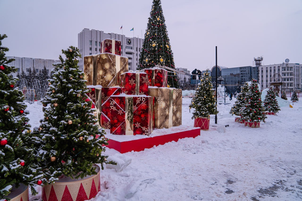 В Хабаровске построят 13 новогодних городков.   В Железнодорожном районе — у школы №23 и ДК железнодорожников;   В Индустриальном — в парке Гагарина, ДК «Русь» и ЦРН «Единство»;   В Кировском — у ДК Хабаровского НПЗ; в Краснофлотском — у КРЦ «Хабаровск» и в парке «Северный»;   В Центральном — на площадях Ленина и Блюхера, у ТЦ «Экодом»;  Новый городок появится на Амурском бульваре  район рынка , а парк «Динамо» превратят в «Сказочный лес» с Дедом Морозом, Снегурочкой, неоновой подсветкой Гулливера, фотозоной, ледовыми фигурами, горками и лабиринтами.  К 25 декабря завершится строительство всех городков.  #Хабаровск       Дальний Восток   Делись новостьюс