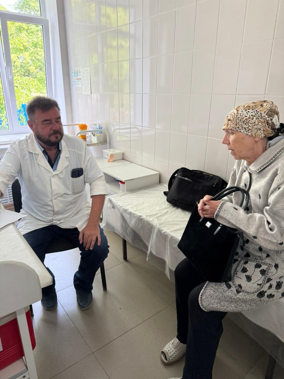 Ставрополье расширяет доступ к медпомощи в отдалённых населённых пунктах В рамках регионального проекта «За здоровье» 6 июня бригада специалистов ГБУЗ СК «Шпаковская РБ» провела выездной приём в амбулатории хутора Дёмино. Пациенты могли пройти обследование у терапевта, хирурга, отоларинголога, гинеколога, офтальмолога, невролога, эндокринолога, кардиолога и уролога. Всего было осмотрено 114 человек, 9 направлены на дообследование, 4 взяты под диспансерное наблюдение. Выполнено 498 лабораторно-инструментальных исследований. Специалисты провели осмотры не только в амбулатории, но и на дому у маломобильных пациентов. — Нам бывает трудно выбираться в районную больницу, особенно пожилым. А тут врачи сами приехали — всё быстро, вежливо, по-человечески, — поделилась жительница хутора Марина Колесникова. С 2025 года выезды проводятся в рамках регионального проекта «Здоровье для каждого» нацпроекта «Продолжительная и активная жизнь».