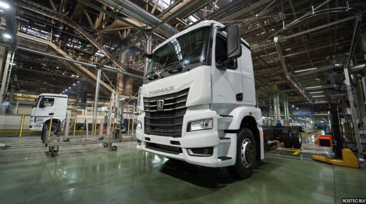 «КАМАЗ» снизил прогноз рынка тяжёлых грузовиков в 2025 году до 45 тысяч Отечественный рынок тяжёлых грузовиков, который в 2024 году преодолел отметку в 110 тыс., в текущем году упадёт до 45 тыс. машин. Такой прогноз на круглом столе по автопрому в Совете Федерации сделал заместитель гендиректора ПАО «КАМАЗ» Михаил Матасов, передаёт агентство «Интерфакс». По его словам, компания понизила собственный годовой прогноз рынка, который в начале года был на уровне 80 тыс. При этом рынок тяжёлых грузовиков массой от 14 тонн в 2024 году оценивался в отчётности ПАО «КАМАЗ» в 111 тыс. -18% к 2023 году . «Рынок тяжёлых грузовиков в этом году мы прогнозировали в начале года на уровне 80 тысяч единиц. Сейчас мы понижаем прогноз рынка где-то до 45-50 тыс. И это считаем таким базовым сценарием, но и он оптимистичный. Хотя это после прошлогоднего рынка грузовиков почти в 130 тыс.», – сказал Матасов. Беспрецедентные запасы ввезённых в 2024 году автомобилей из Юго-Восточной Азии катастрофически давят на «КАМАЗ» по цене, пояснил он. А из-за укрепления рубля это давление только усилилось. Монокль: главное о русском бизнесе и не только Подписаться