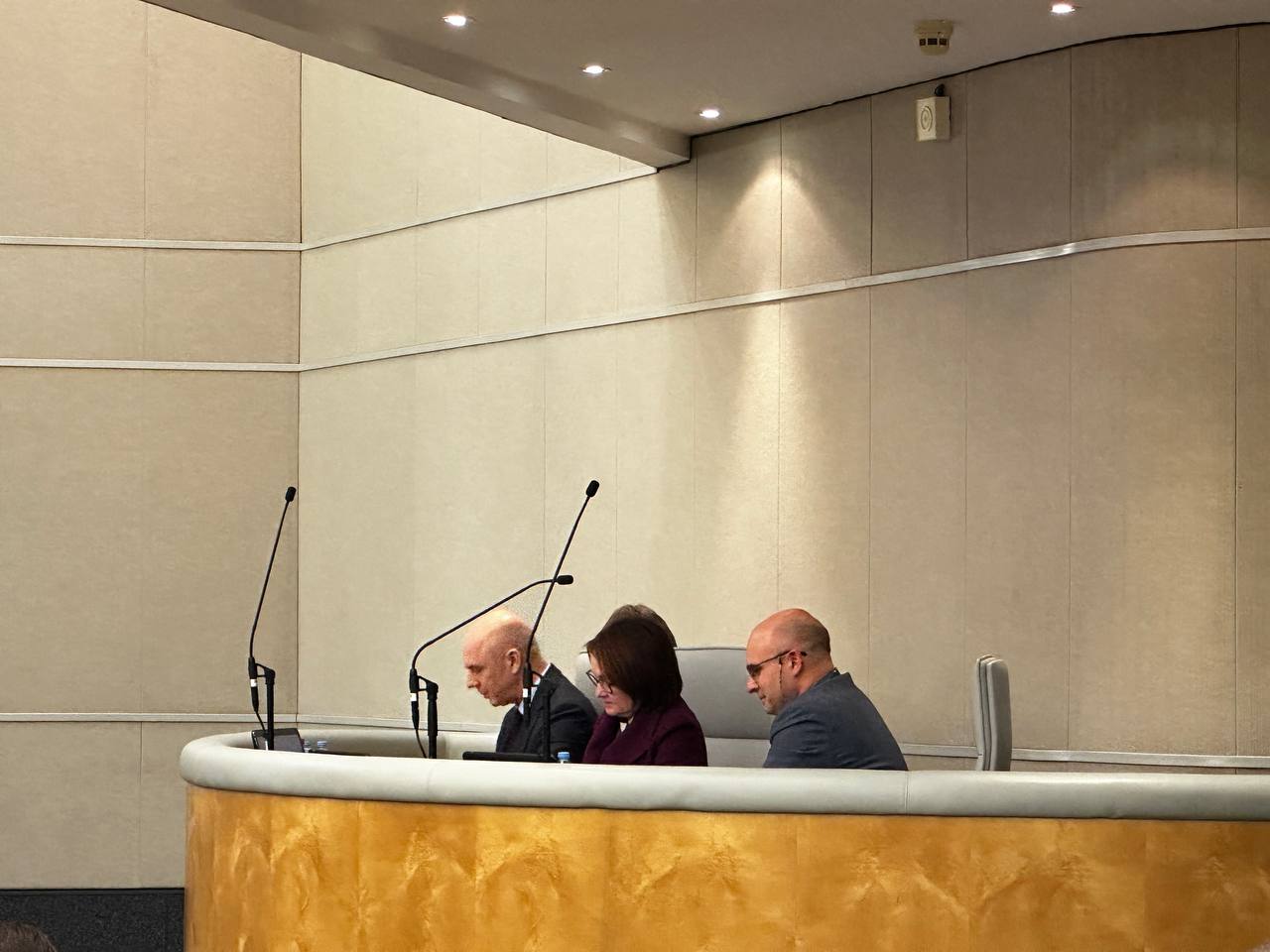 Фракция КПРФ проголосовала против постановления ГосДумы Об основных направлениях единой государственной денежно кредитной политики на 2026 год и период 2027 и 2028 годов Как выяснилось по итогам голосования денежно кредитную политику Банка России поддерживают не только единоросы но и называющие себя оппозиционными ЛДПР и Новые люди   Голос Республики