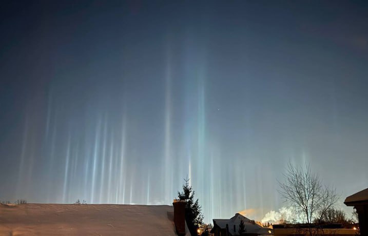 В столичном регионе в выходные на небе могут образоваться световые столбы Этому поспособствуют метеорологические условия сочетание сильных морозов низкого ветра и высокой влажности Оптическое явление возникает когда капельки воды кристаллизуются из за низкой температуры и в воздухе образуется взвесь большого количества пластинчатых и столбовидных кристалликов льда Как призмы они рассеивают и преломляют свет от ярких источников уличных фонарей фар машин луны и солнца рассказал агентству городских новостей Москва завлабораторией машинного обучения в науках о Земле МФТИ Михаил Криницкий По его словам если кристаллики льда отражают солнечный свет то такие световые столбы можно наблюдать над предрассветном небе или сразу после заката Подписаться на Говорит Москва Telegram VK MAX