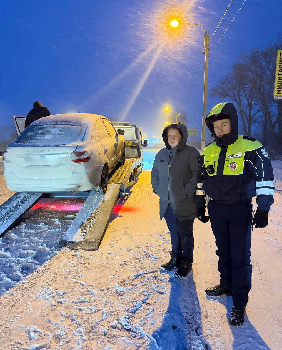 В сложных погодных условиях воронежские инспекторы обеспечили удачное завершение важной поездки к врачу для жительниц Астрахани Инспекторы ДПС федерального батальона Воронежской области капитан полиции Денис Насонов и лейтенант полиции Александр Чернышев во время патрулирования на 527км автодороги М 4 Дон обратили внимание на стоящий на обочине автомобиль Lada Granta с включенной аварийной сигнализацией Рядом с транспортным средством находилась явно взволнованная женщина Инспекторы незамедлительно подъехали чтобы выяснить обстоятельства и предложить помощь Как объяснила водитель 44 летняя жительница Астраханской области она следовала в город Воронеж чтобы доставить свою мать инвалида I группы в медицинское учреждение для получения необходимой помощи Однако в пути автомобиль неожиданно вышел из строя создав критическую ситуацию для пассажиров Оценив обстановку полицейские приняли оперативное решение доставить астраханку и её мать до медицинского учреждения а автомобиль отправить на эвакуаторе до ближайшего сервиса Таким образом была оперативно разрешена ситуация представлявшая риск для здоровья и безопасности граждан на оживлённой трассе в непростых погодных условиях Жительница Астраханской области выразила сотрудникам Госавтоинспекции искреннюю благодарность за их неравнодушие отзывчивость и профессиональную помощь