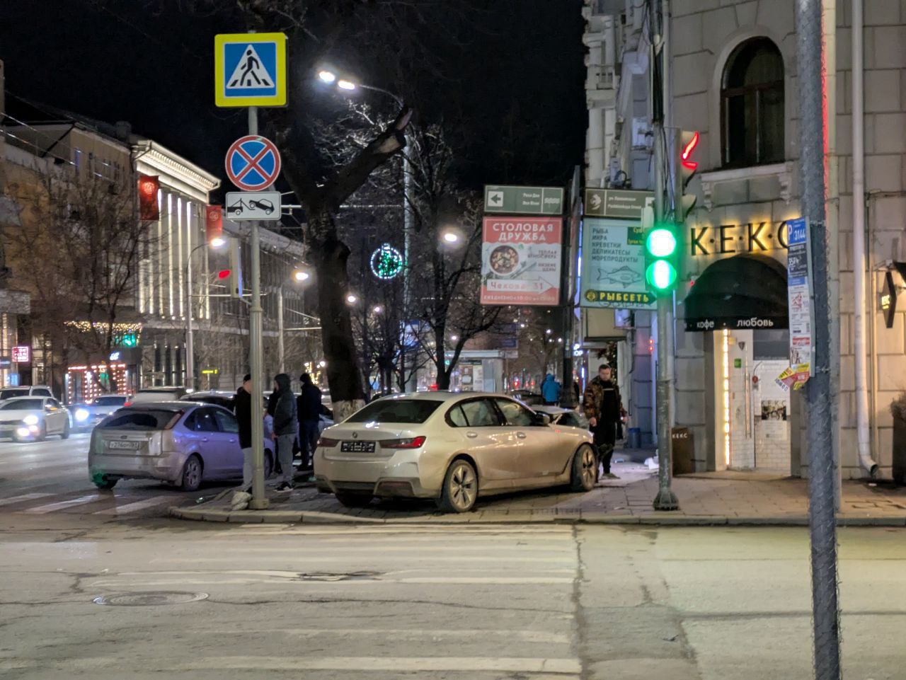 На Садовой/Чехова водитель БМВ выехал на тротуар и сбил мужчину. Пешехода увезли на скорой, о его состоянии информации пока нет.  На фото номера уже трусливо сняты, но на видео всё зафиксировано — для истории.