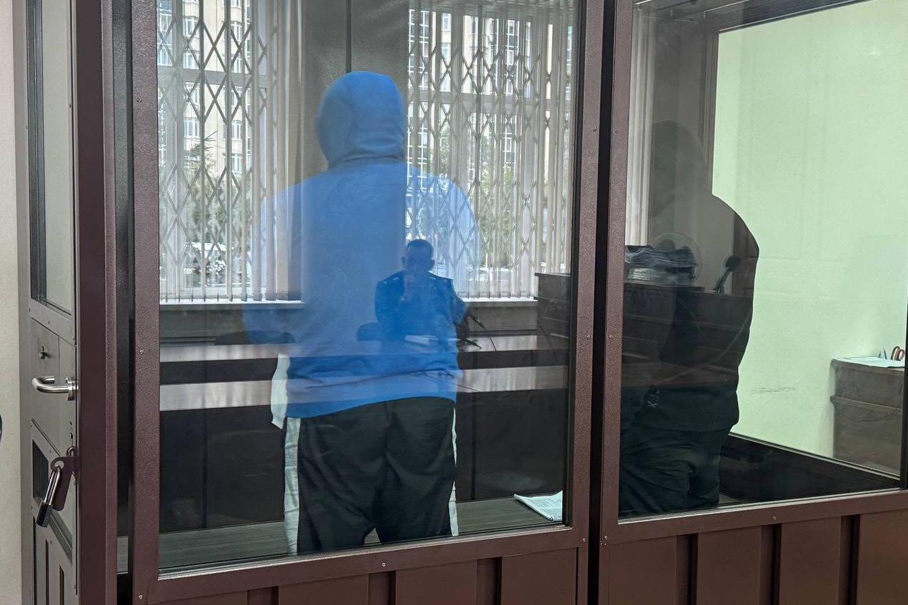 Мужчинам проломившим череп директору базы Золотые пески в Екатеринбурге вынесли приговор Сегодня стали известны обстоятельства случившегося Ночью 17 декабря 2024 года пьяные Важи Гамоян и Раджи Джавоян отказались покинуть заведение Джавоян ударил директора в грудь и стал угрожать Убежать от потерявших контроль гостей бизнесмену не удалось тогда он достал травматический пистолет и трижды выстрелил в воздух Это не произвело на них никакого впечатления тогда он выстрелил в Джавояна что тоже не помогло Директора уронили на землю и жестоко избили удары по голове наносили в том числе рукоятью пистолета Суд решил что Гамоян проведет 6 5 года в колонии строгого режима а его соучастник столько же в колонии особого В ближайшее время начнется суд над экс главой отдела полиции 2 Александром Банниковым Он по версии следствия за взятку отказался возбуждать уголовное дело об избиении в Золотых песках прокуратура Свердловской области