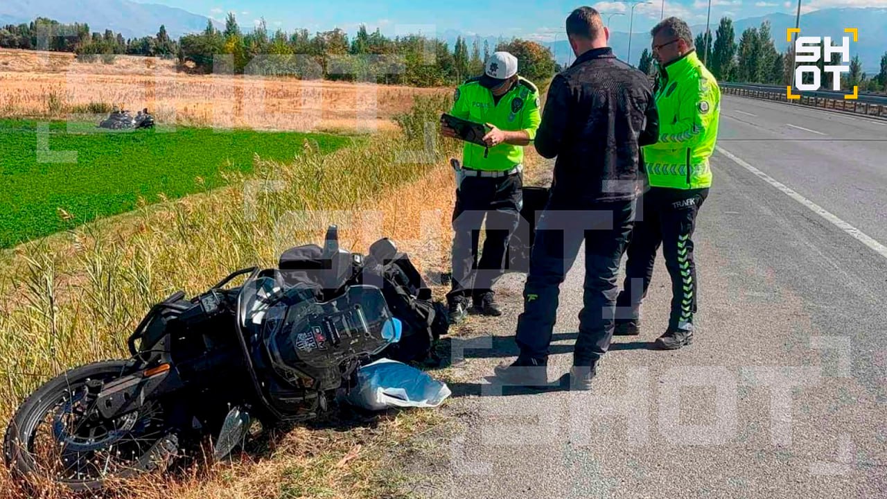 Российский путешественник скончался после жёсткой аварии на мотоцикле в Турции  Как стало известно SHOT 40 летний россиянин Антон Р отправился с двумя друзьями в мото путешествие из России в Каппадокию По дороге мужчина не справился с управлением на шоссе Ефахрит Сивас и на всей скорости врезался в отбойник Байкер вылетел из седла а сам мотоцикл улетел в другую сторону Россиянин сильно пострадал при падении  Его госпитализировали в больницу Менгюк Чеги но спасти байкера не удалось  Как сообщается в пабликах погибший Антон Р регулярно участвовал в соревнованиях на мотоциклах в родном Волгограде Мужчина занимал первые места и был опытным водителем Турецкая полиция сейчас разбирается во всех деталях дела Подписка   t me tourismsafety происшествия