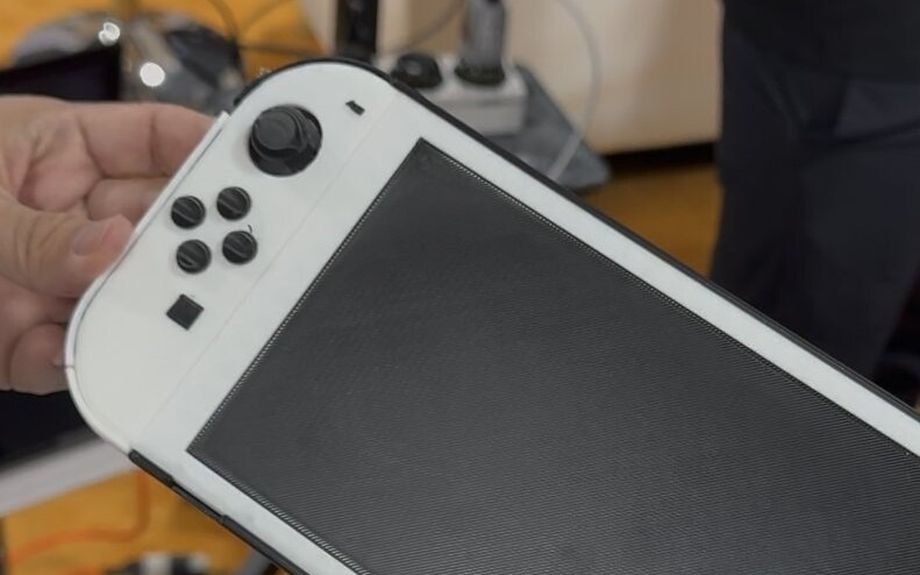 Genki показала прототип Nintendo Switch 2 и назвала месяц релиза на CES 2025  Компания Genki, известная производством аксессуаров для Nintendo Switch, привлекла внимание на выставке CES 2025, представив, по их словам, точную копию Nintendo Switch 2.