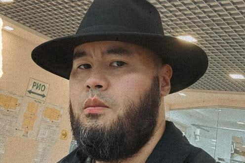 Казахстанский блогер Аслан Толегенов известный как Северный казах получил три года девять месяцев лишения свободы по делу о разжигании национальной розни и распространении ложной информации Процесс проходил в закрытом режиме Толегенов полностью признал вину и не стал оспаривать доказательства Его вина была подтверждена результатами экспертиз данными осмотра телефона материалов интернет канала и видеозаписями Суд учёл отсутствие судимости и раскаяние как смягчающие обстоятельства Отягчающих обстоятельств выявлено не было Подробнее на нашем сайте Актуальные новости из Центральной Азии fergananews