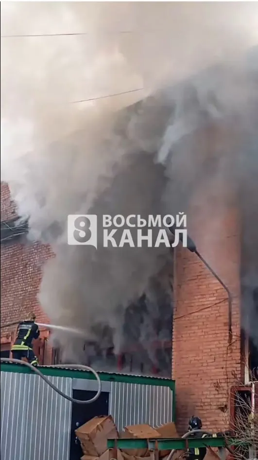 В Николаевке в Красноярске горит мебельный цех По сообщению очевидцев пожар начался сегодня утром около 9 часов на ул Красной Звезды Причина пожара возгорание пиломатериалов Огонь распространился на 250 кв м В устранении ЧП принимают участие 24 человека и 8 единиц техники регионального МЧС К счастью пострадавших нет Прямо сейчас на месте событий находится наша съемочная группа Видео опубликовали в нашем канале в MAX Подробности произошедшего расскажем сегодня в вечернем выпуске новостей Оставить обращение   Telegram замедляют подписывайтесь на нас в MAX