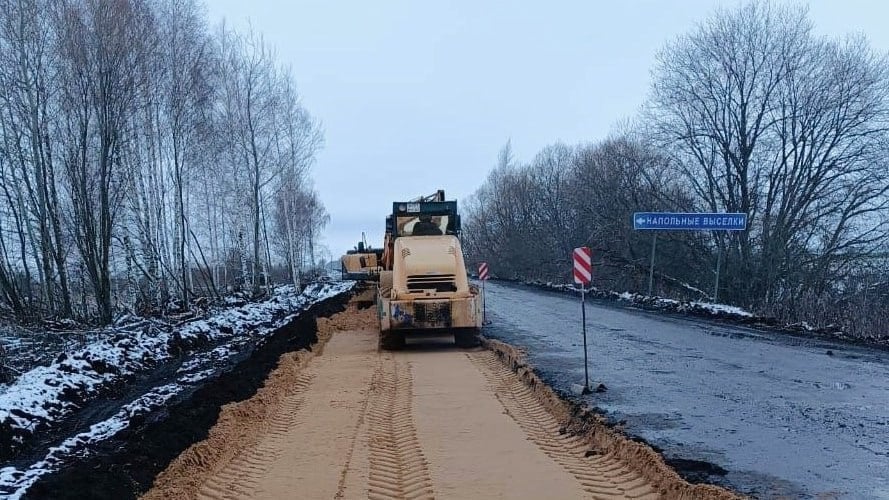 В Михайловском районе ремонтируют дорогу Поздное – Щеголево – Жмурово – Раздольное. Об этом сообщили в группе «Дороги Рязанской области» в «ВКонтакте» .  Протяженность дороги – 18,6 километра. Сейчас рабочие снимают растительный слой, разбирают старую дорожную одежду, укладывают геотекстиль и щебень, а также расчищают площади от кустарников и деревьев.  По плану работы должны завершить осенью 2025 года.  Фото: vk.com/bkadryazanobl