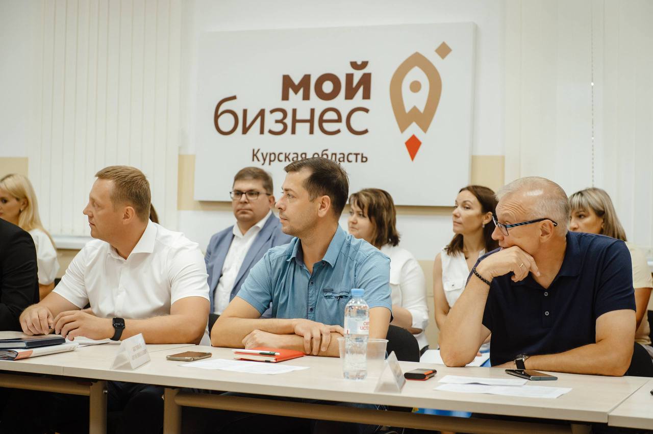 1  2  3   Александр Хинштейн обсудил с предпринимателями проблемы малого бизнеса Курска     В городе часть нестационарных торговых объектов не соответствуют новому дизайн-коду из-за большой площади. Регион компенсирует 50% затрат на реконструкцию и продлит аренду до 5 лет. НТО площадью 150 кв. м и более, не соответствующие требованиям, демонтируют.    Сегодня сетевые магазины вытесняют с рынка малые торговые точки. Александр Хинштейн отметил, что решения этой проблемы пока нет.    Выбирают место проведения Школьной ярмарки – в здании Центрального рынка или на традиционной площадке  парковка . Вопрос безопасности будет ключевым.    Также ведутся переговоры с Минпромторгом и поиск инвесторов для реконструкции здания Центрального рынка.  — Поддержка предпринимательства – залог развития региона, — отметил Александр Хинштейн.    Вести-Курск. Только проверенная информация       Прислать новость