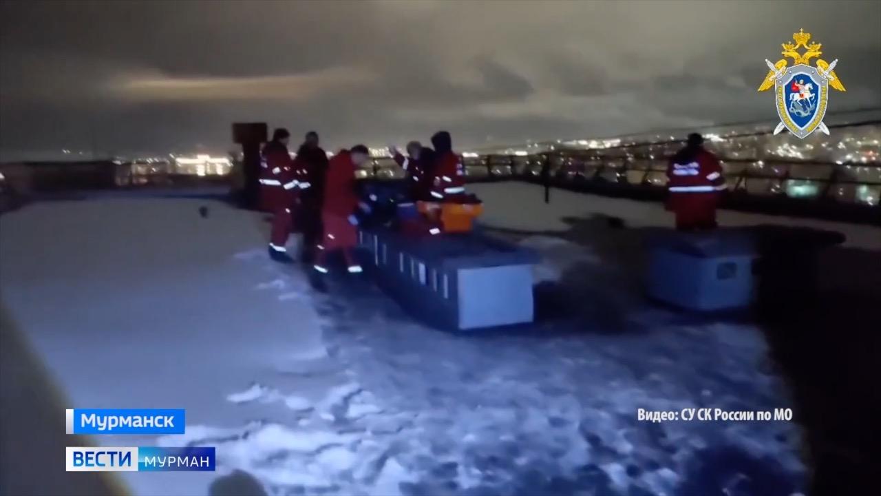 Мурманский стрелок, открывший огонь с крыши девятиэтажки, скончался в больнице В сознание мужчина так и не пришел, сообщили в региональном СУ СКР. Напомним, вечером 30 марта в Первомайском округе, северянин начал вести беспорядочный огонь из ружья и винтовки. Стрелка удалось ликвидировать двумя выстрелами. С места происшествия его увезли в больницу. Подпишись — Вести Мурман