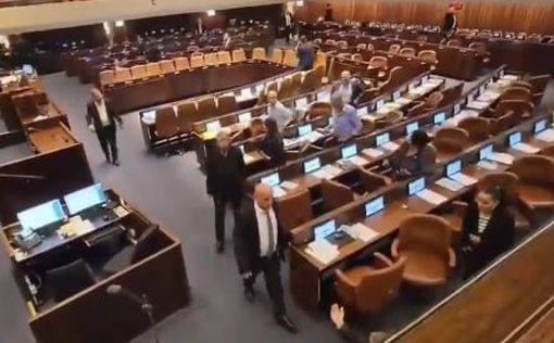 Министры-ультраортодоксы рассматривают выход из правительства Министры Агудат Исраэль, хасидской фракции “Яадут ха-Тора”, рассматривают возможность выхода из правительства, если роспуск Кнессета не будет одобрен пленумом. Членами Агудат Исраэль, которые работают в правительстве, являются министр строительства и жилья и председатель “Яадут ха-Тора” Ицхак Гольдкнопф и министр Иерусалима и еврейской традиции Меир Поруш. ________________________ Хотите знать больше? : Mignews