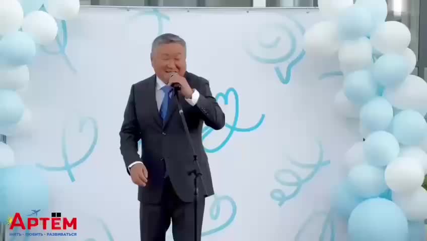 Дети-сироты в Артёме получили ключи от новых квартир в день города
