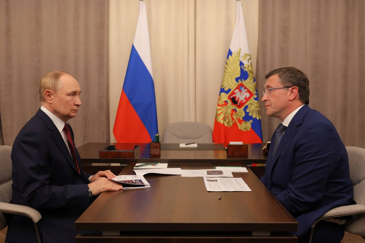 ГЛАВНОЕ СО ВСТРЕЧИ ПУТИНА И НИКИТИНА Губернатор Нижегородской области Глеб Никитин в начале встречи доложил президенту Владимиру Путину о поддержке семей и участников специальной военной операции Далее Никитин сообщил о состоянии экономики в регионе темпы роста остаются выше среднероссийских Губернатор рассказал президенту о ряде крупных проектов ай ти кампусе мирового уровня школе для одаренных детей на Бору реконструкции станции аэрации Городе здоровья строительстве новых станций метро дублера проспекта Гагарина и новой ледовой арены В конце Глеб Никитин отдельно представил меры принятые в регионе по поддержке демографии Владимир Путин предложил обсудить их на уровне правительства и администрации и тиражировать их Также глава государства поддержал предложение Никитина сделать Нижегородскую область пилотным регионом где полностью запретят продажу вейпов и курительных смесей У Вас много хороших инициатив И в целом я смотрю динамика развития области очень впечатляет несмотря на все сложности о которых вы сказали Они связаны с известными делами я имею в виду сейчас экономику и ключевую ставку Но всё таки темпы сохраняются Проблемы ясны Они мало чем отличаются от проблем подобного рода в других регионах Но у вас достойный показатель Спасибо большое сказал в заключении встречи Владимир Путин