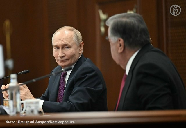 Товарооборот между Россией и Таджикистаном увеличился на 20 год к году Об этом рассказал президент Таджикистана Эмомали Рахмон на встрече с президентом РФ Владимиром Путиным на полях саммита ОДКБ в Бишкеке Нерешенных каких то вопросов между нашими странами не существует все идет по плану заявил господин Рахмон цитата по пресс службе Кремля Он добавил что двусторонние отношения стран развиваются по нарастающей Господин Путин уточнил что специальные службы министерства и силовые министерства стран работают друг с другом Россия и Таджикистан взаимодействуют по всем приоритетным направлениям заключил президент Сегодня в Бишкеке началась сессия Совета коллективной безопасности ОДКБ В мероприятии принимает участие Владимир Путин который находится в Киргизии с визитом с 25 ноября Сейчас председателем в ОДКБ выступает Киргизия в 2026 году эти полномочия перейдут к России