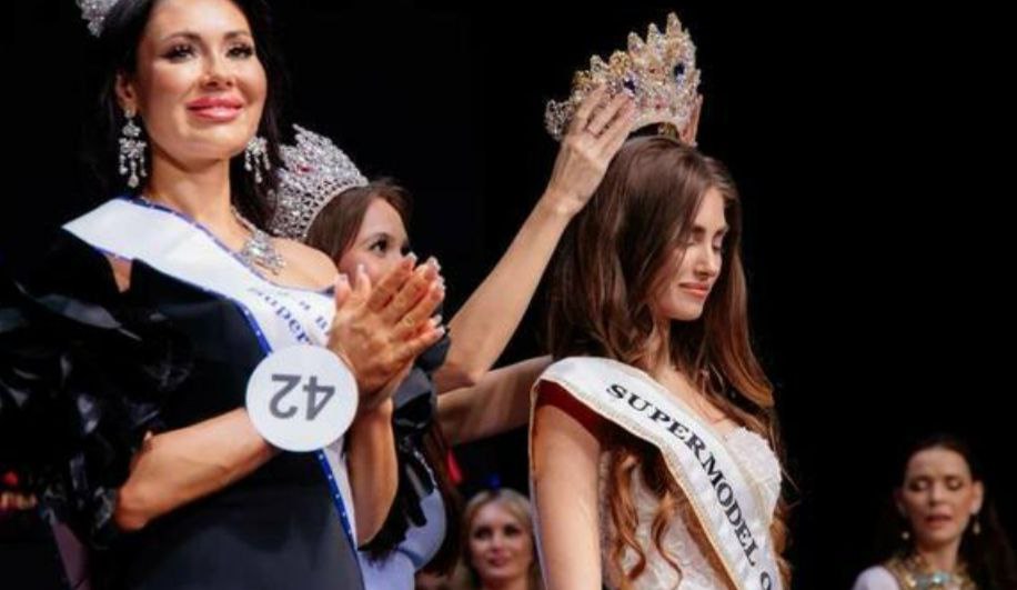 Как пишут СМИ, 18-летняя калининградка Алёна Генделеева стала победительницей конкурса красоты "Мисс Россия Мира". В ноябре студентка РАНХИГС представит Россию на международном конкурсе красоты в Китае.