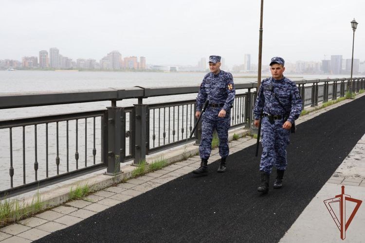 В Казани росгвардейцы спасли девушку от падения с моста Во время несения службы в районе Кремлёвской набережной войсковой наряд ведомства заметил человека на ограждении автомобильной эстакады. Предположив, что девушка может иметь роковое намерение, военнослужащие быстро поднялись на мост и оттащили её от края. Спасённая местная жительница находилась в шоковом состоянии и не смогла объяснить причин своего поступка. В дальнейшем она была доставлена в медицинское учреждение для оказания квалифицированной помощи. Читать на сайте