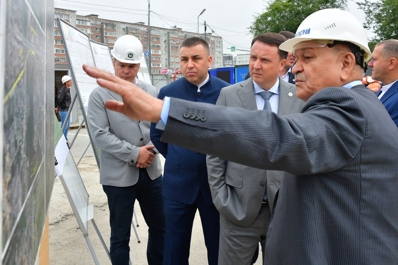 Рустам Минниханов посетил стройплощадку Казанского метрополитена на станции «100-летие ТАССР»  Ему представили схему развития второй линии Казанского метрополитена, рассказал о задействованных сегодня мощностях и ресурсах.  Затем состоялся пуск тоннелепроходческого комплекса «Айсылу» на станции «100-летие ТАССР»  «Фучика» .  Генеральный директор АО Казметрострой» Марат Рахимов представил план дальнейших работ – это строительство метро в сторону Деревни Универсиады.      Все каналы Татмедиа