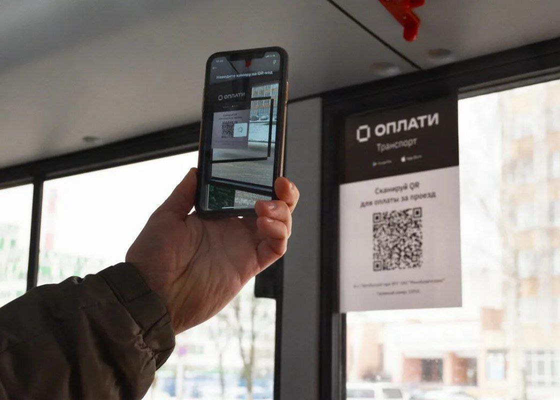 Систему оплаты через QR-код планируют ввести во всех маршрутках и автобусах Краснодара.   Эта мера значительно упростит процесс оплаты, сделает его более быстрым, удобным для пассажиров и водителя. Кроме того, такая система поможет сократить время на посадку и высадку, что положительно скажется на общем комфорте в общественном транспорте. _ _ _ _ _ _ _ _ _ _ _ _