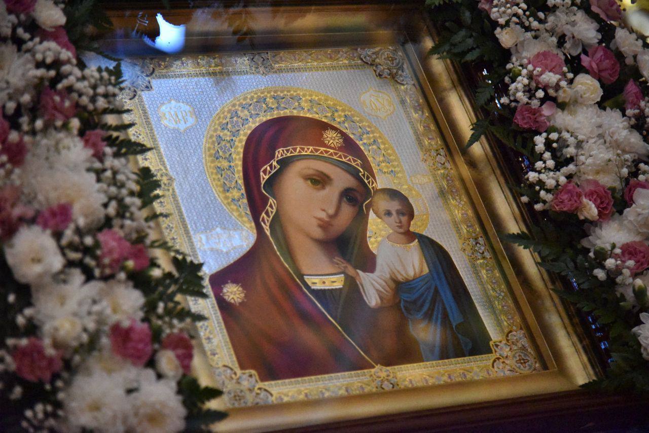 ОРТ Новости Оренбуржья 4 ноября отмечается День Казанской иконы Божией Матери Этот православный праздник тесно связан с Днём народного единства 4 ноября 22 октября по старому стилю 1612 года народное ополчение во главе с земским старостой Кузьмой Мининым и князем Дмитрием Пожарским освободило Москву от польских интервентов Считается что тогда Казанская икона Божией Матери вдохновляла войска народного ополчения и помогла освободить город В этот день в храмах ставят свечи за здравие военнослужащих вставших на защиту русской земли Святыню просят защитить от врагов и оказать покровительство Ранее также считалось что День Казанской иконы Божией Матери является границей между осенью и зимой Подписывайтесь на ОРТ в подробнее на канале ОРТ Новости Оренбуржья