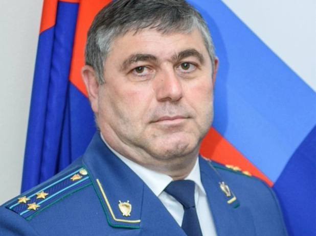 Mash: В Москве по делу о мошенничестве задержан бывший заместитель прокурора Кабардино-Балкарской Республики Азрет Кадыров По версии следствия, он незаконно оформил на свою сестру 6 тысяч квадратных метров земли в национальном парке «Приэльбрусье» для строительства санатория. Ларису Кадырову задержали и отправили в СИЗО в сентябре прошлого года. Сообщается, что в 2015-м ее брат Азрет – будучи еще судьей Эльбрусского суда – обязал администрацию заключить с дамой договор купли-продажи участка всего за 450 тысяч рублей. Хотя кадастровая стоимость земли составляла 8,4 миллиона. В марте 2025-го МВД объявило в розыск Азрета Кадырова, а также его вероятного сообщника - бывшего заместителя председателя Верховного суда Кабардино-Балкарии Мурата Эфендиева. И вот СМИ сообщили о задержании экс-прокурора.