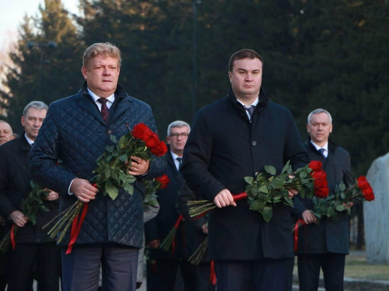 Виталий Хоценко и Анатолий Серышев почтили память воинов перед началом Большого Совета Сибири В Парке Победы возложили цветы к монументам Славы и Вечному огню почтив память павших воинов минутой молчания После этого в Омске начнется важное заседание Большого Совета Сибирского федерального округа Главная тема развитие сибирского агропрома и другие национальные цели Будут присутствовать представители федеральных министерств ОАО РЖД Ассоциации Сибирский зерновой консорциум научных центров и органов власти всех сибирских регионов Узнать подробности Открытая трибуна