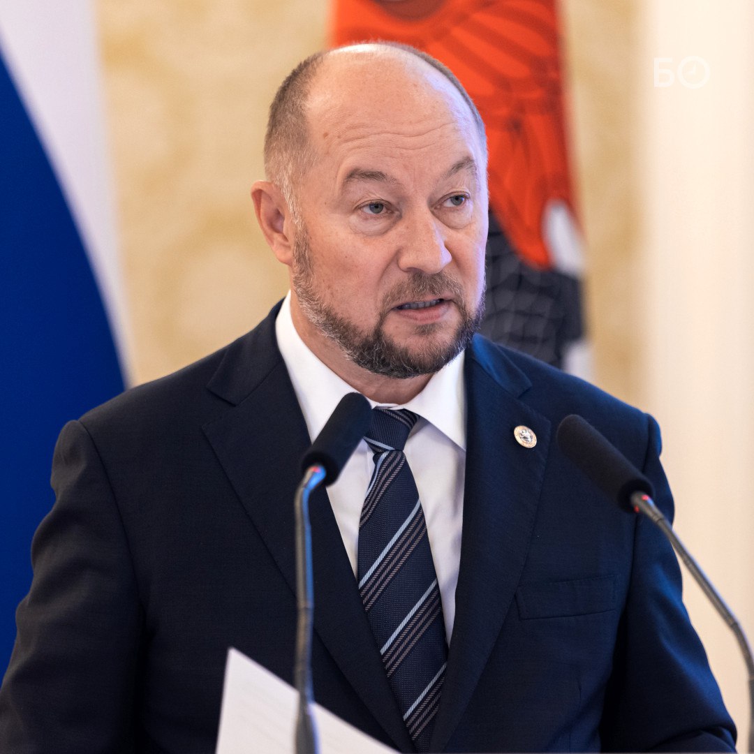 Асгата Сафарова назначили полпредом раиса в Госсовете РТ Указ подписал Рустам Минниханов Теперь он будет совмещать две должности Сафаров также останется руководителем администрации главы РТ Кроме того он продолжает руководить спортобществом Динамо совет которого возглавил еще в 1998 году В последний раз его переизбрали в 2025 году Ранее пост полномочного представителя занимал бывший сенатор РФ от республики Александр Терентьев но в сентябре 2025 го он стал помощником раиса РТ По данным БИЗНЕС Online Терентьев готовится возглавить Общественную палату Татарстана вместо Зили Валеевой ℹ Подписаться на канал