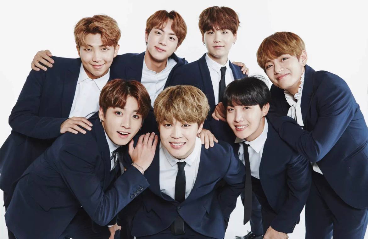 Солист BTS обманул пенсионерку из Приморья пишут РИА Новости Всего она перевела аферистам более 640 тыс Мошенники связались с 63 летней фанаткой под видом корейского артиста Женщине сообщили о посылке за которую якобы нужно было заплатить налог а затем выманили ещё средства за приезд певца и личную встречу Для убедительности преступники общались с ней по видеосвязи используя ИИ и переводчика investingcorp