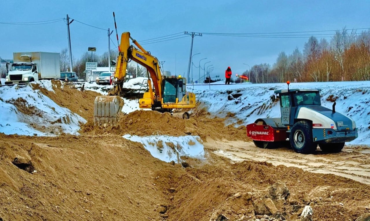 В Архангельске началось расширение Окружного шоссе в районе железнодорожного переезда   На Окружном шоссе в Архангельске начали расширять дорогу на железнодорожном переезде  Карпогорская ветка . На объекте работает Группа компаний «Автодороги». Сейчас подрядчик занимается заменой слабого грунта близ железнодорожного переезда.