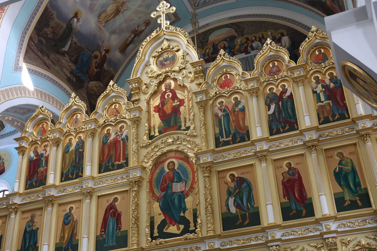 Митрополит Читинский и Петровск-Забайкальский предострег забайкальцев от купания в Троицу в нетрезвом состоянии Празднование Святой Троицы в этом году выпало на 8 июня. По народным традициям в этот день принято открывать купальный сезон. Митрополит Читинский и Петровск-Забайкальский Димитрий предостерег забайкальцев от купания в нетрезвом состоянии. «Троица выпадает на начало лета. И народ как-то так заметил, что вода в это время становится чуть-чуть теплее. Если подойти разумно, то от того, что кто-то окунётся, беды нет — но это если сделать, это подготовлено. Но уж точно не употребивши спиртные напитки. От этого только может произойти большая беда», — отметил Митрополит Димитрий. Владыка подчеркнул, что купание и употребление спиртных напитков — категорически несовместимы. «У нас с детства всегда было принято отмечать Троицу. Бабушка всегда говорила: «Троица — земля травой покроется». Великий праздник Отца, Сына и Святого Духа. С этого дня можно будет купаться. Всей семьей отмечаем», — рассказала прихожанка Елена. Подписывайтесь: