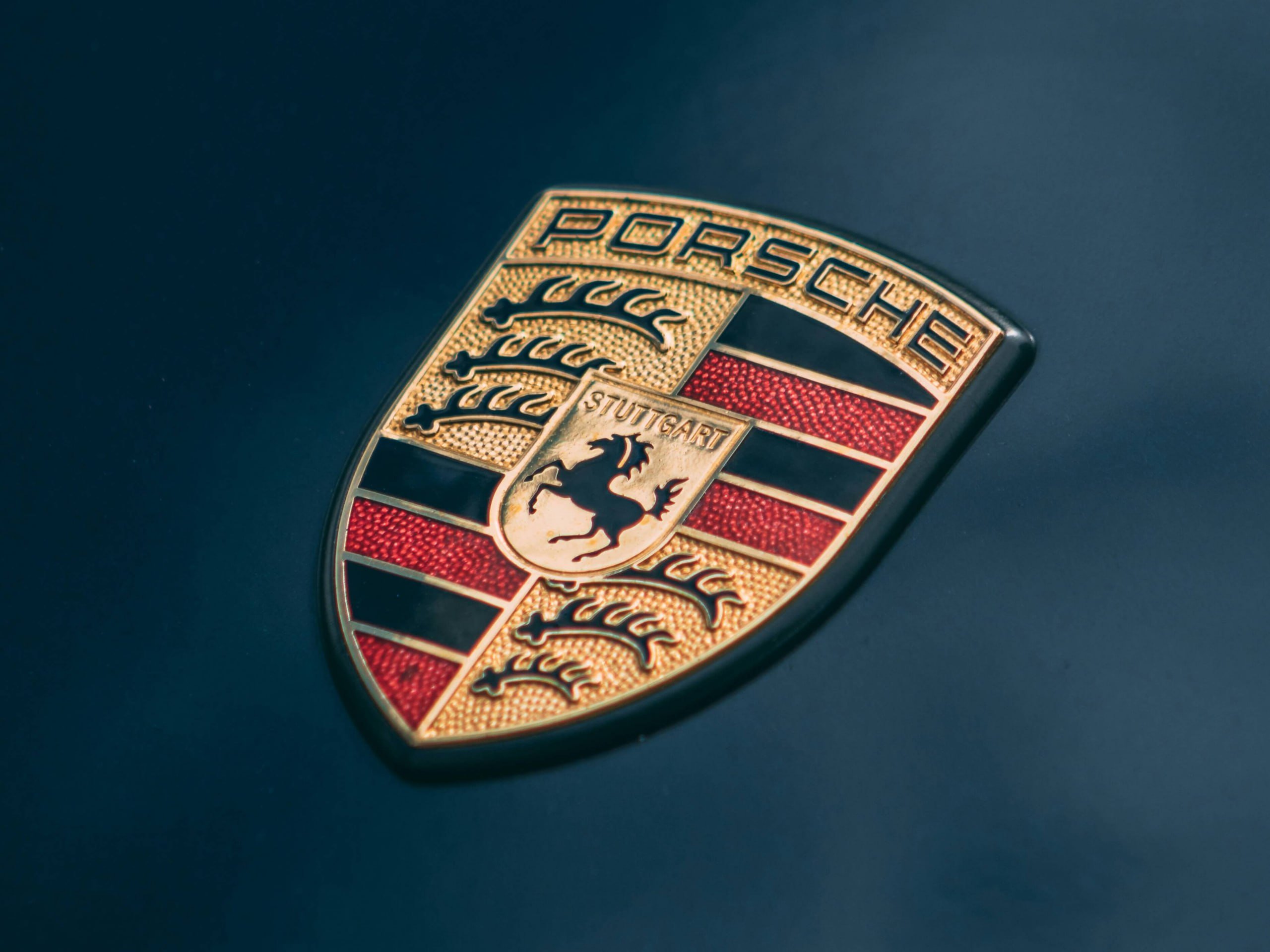 Porsche возвращается в Россию — СМИ  Выяснилось, что в Porsche начали массово регистрировать новые домены в крупных регионах РФ. Причём там, где были официально представлены до 2022 года.   В начале марта ООО «Порше Руссланд» подало документы на регистрацию российских доменов в 17 городах России — Челябинске, Екатеринбурге, Иркутске, Ижевске, Казани, Краснодаре, Красноярске, Минеральных Водах, Нижнем Новгороде, Новосибирске, Перми, Сочи, Воронеже, Уфе, Тюмени, Сургуте и Самаре.  Плюс несколько для Москвы и Санкт-Петербурга.