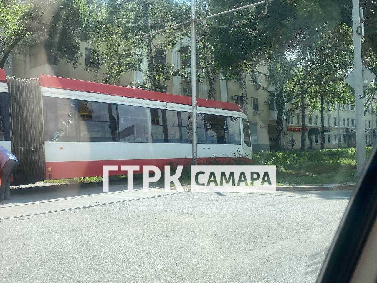 На улице Ново-Садовая парализовано движение трамваев в сторону Советской Армии  На улице Ново-Садовая в районе Советской Армии произошло серьёзное происшествие, связанное с движением общественного транспорта. В связи с инцидентом все трамваи, следующие в этом направлении, были вынуждены остановиться. По предварительной информации, причиной задержки стало то, что один из вагонов сошёл с рельсов.  Местные жители и пассажиры общественного транспорта ожидают возобновления движения, пока специалисты устраняют последствия аварии.    : ГТРК Самара