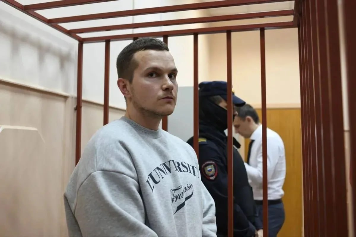 Алексея Липцера перевели в тюремную больницу после резкого ухудшения здоровья Алексея Липцера, осужденного адвоката Алексея Навального, перевели из СИЗО-1 в больницу при исправительной колонии № 3 во Владимире для обследования и лечения. Это произошло еще 18 апреля. Об этом его супруга сообщила ОВД-Инфо. По словам Людмилы Липцер, у ее мужа резко упало зрение и поднялось давление, появились постоянные головные боли, посинение конечностей и боль в области почек и гортани. Супруга адвоката ранее направляла письмо уполномоченной по правам человека Татьяне Москальковой с просьбой срочно госпитализировать Алексея в гражданскую больницу. В январе суд во Владимирской области приговорил адвокатов Навального к срокам от 3,5 до 5,5 лет колонии по статье об участии в «экстремистском сообществе». Алексей Липцер получил пять лет лишения свободы. По версии силовиков, защитники Навального участвовали в «экстремистском сообществе», передавая информацию от политика на свободу. Фото: Cветлана Виданова / «Новая газета» Подписаться на «Новую-Европа»