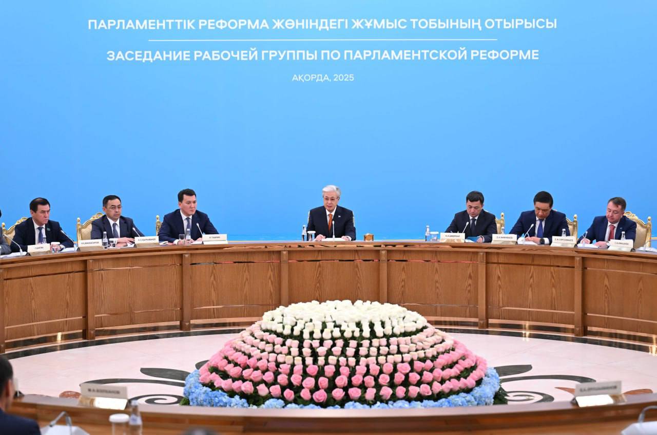 e Parlament может стать востребованным инструментом в Казахстане считает Токаев По словам президента цифровизация и внедрение ИИ трансформируют системы государственного управления во всем мире В ряде стран уже тестируются элементы электронного парламента позволяющие гражданам активнее участвовать в политической жизни и ускоряющие законотворческий процесс В перспективе эта тенденция будет усиливаться и мы тоже осознанно делаем большой упор на это направление Возможно e Parlament скоро станет таким же востребованным инструментом в нашей стране как и нынешнее электронное правительство e Gov заявил Токаев Фото Акорда kursivm kursiv news