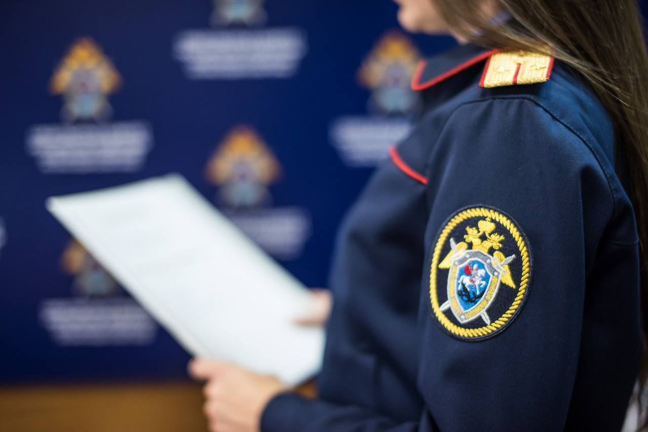 ‼ В Иркутске возбуждено уголовное дело по факту применения насилия в отношении несовершеннолетнего 13 мая 2025 года на детской площадке в микрорайоне Первомайский мужчина причинил телесные повреждения школьнику, бросив его на асфальт. По данному факту следственными органами СУ СК России по Иркутской области возбуждено уголовное дело по признакам преступления, предусмотренного ст. 116 УК РФ побои . В настоящее время следователи проводят необходимые следственные действия.