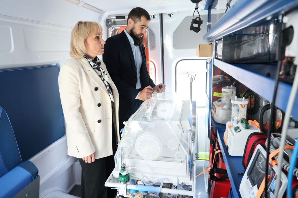 ЕАО отметили в числе лидеров развития среди регионов ДФО в 2025 году Итоги развития дальневосточных регионов за 2025 год и приоритетные цели и задачи на 2026 й обсудили в ходе ежегодных январских слушаний которые провел Заместитель председателя Правительства РФ полномочный представитель Президента России в ДФО Юрий Трутнев Еврейская автономная область отмечена на совещании в числе лидеров по темпам экономического развития ЕАО была отмечена на январских слушаниях в числе лидеров по темпам экономического развития Рост экономики за год составил 4 4 процента что выше средних показателей по Дальнему Востоку и стране Наибольший рост показали сферы строительства 15 транспортировки и хранения 13 8 добычи полезных ископаемых 10 3 Губернатор ЕАО Мария Костюк отмечает что таких результатов удается достичь благодаря инициативам команды правительства поддержке федерального центра и личному участию Юрия Трутнева Подробнее читайте по ссылке   riabir ru 475824