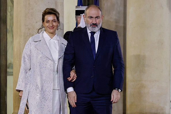 Супруга премьера Армении Никола Пашиняна Анна Акопян сообщила что их гражданский брак завершен Дорогие соотечественники сообщаю что мой гражданский брак с премьер министром Николом Пашиняном завершен написала она в Facebook принадлежит корпорации Meta деятельность которой признана в России экстремистской и запрещена Акопян попросила проявлять сдержанность и корректность при обсуждении данной темы Ранее она рассказывала что познакомилась с Пашиняном в 1990 х когда поступала на факультет журналистики Ереванского Государственного Университета ЕГУ Будущий премьер Армении тогда оканчивал вуз У пары четверо детей сын Ашот и три дочери Мариам Шушан и Арпи Фото Ludovic Marin AFP via Getty Images РБК в Telegram и MAX