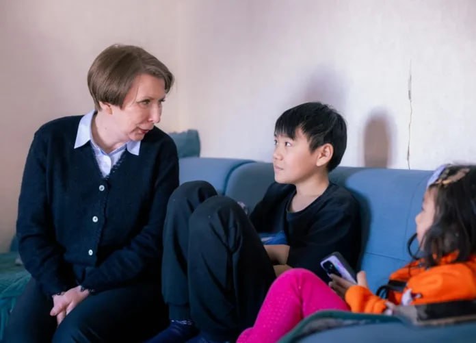 Вице премьер Якутии Ольга Балабкина установила дымовые извещатели в доме многодетной семьи Заместитель председателя правительства Якутии Ольга Балабкина в рамках отчёта исполнительных органов власти в селе Бердигестях Горного улуса установила автономные дымовые пожарные извещатели в доме многодетной семьи Дьячковских Подробнее читайте по ссылке Фото www sakha gov ru yk24 ru в MAX Telegram ВК VK Видео