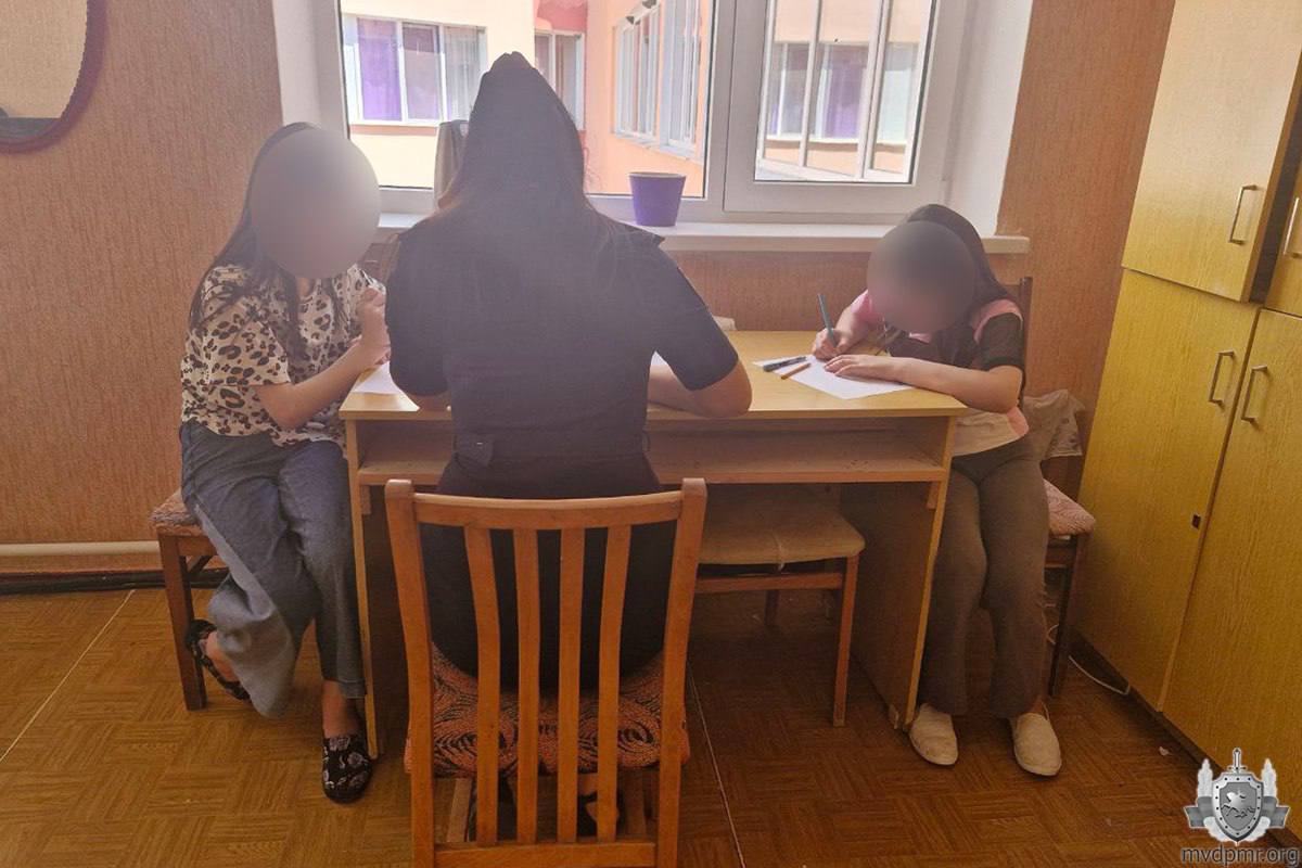 Двух голодных и неухоженных девочек нашли в бендерской квартире Сейчас они в больнице — до выяснения всех обстоятельств. Сотрудники милиции разбираются в запутанной ситуации. О детском плаче из соседней квартиры в УВД сообщили неравнодушные жильцы. Когда милиционеры вошли внутрь, они обнаружили двух девочек — 10 и 12 лет — и женщину. В квартире была антисанитария и беспорядок. Что именно происходит, никто внятно объяснить не смог.