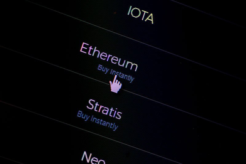 Компания BitMine владеет Ethereum на миллиард долларов  Американская криптокомпания BitMine, торгующаяся на NYSE American, объявила о владении Ethereum на сумму около 1млрд.Всегозанеделюпослезавершенияпривлечения250 млн собственные активы в виде эфира выросли более чем в четыре раза.  На текущий момент портфель компании насчитывает более 300 тысяч ETH. Генеральный директор BitMine Джонатан Бейтс подчеркнул, что инвестиции в эфир свидетельствуют о стратегической уверенности в будущем блокчейна Ethereum.  Компания осуществляет добычу криптовалюты в Тринидаде и штате Техас и нацелена на дальнейшее увеличение активов путем накопления монет и получения вознаграждения от стейкинга.