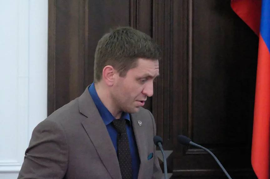 Сегодня утром дома задержан по обвинению в коррупции министр транспорта Бурятии Александр Гоге. Ещё в феврале этого года, когда нагрянули с обыском в республиканский Минтранс, силовики без сомнения утверждали, что Гоге берет взятки, есть признательные показания. Министра не стали арестовывать сразу, правительству Бурятии дали возможность сохранить лицо. Такой вот «договорняк» у площади Советов с правоохранительными органами. Задержание Гоге связано с недавними арестами руководителя «Бурятрегионавтодора» Владимира Соснина и генерального директора ООО «Доринвест» Эдгара Закаряна.