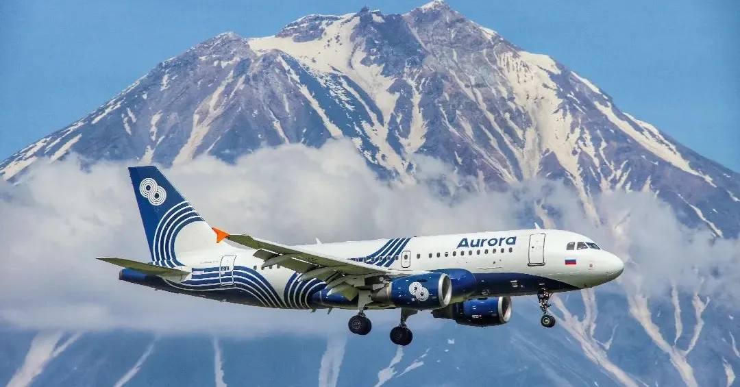 Уважаемые пассажиры Открыта продажа авиабилетов на регулярные рейсы а к Аврора по маршруту Хабаровск Ноглики Хабаровск в период с 02 января 2026г по 27 марта 2026г   Рейс будет выполняться на воздушном судне DHC 8 400 по пятницам Пятница Прибытие Хабаровск Ноглики в 16 25 Вылет Ноглики Хабаровск в 17 15 Тариф в одну сторону от 4500 Билеты можно приобрести в кассах пгт Ноглики и на сайте www flyaurora ru а также в круглосуточном контакт центре авиакомпании Аврора по многоканальному телефону 8 800 250 49 88 Звонки из всех городов и регионов бесплатно