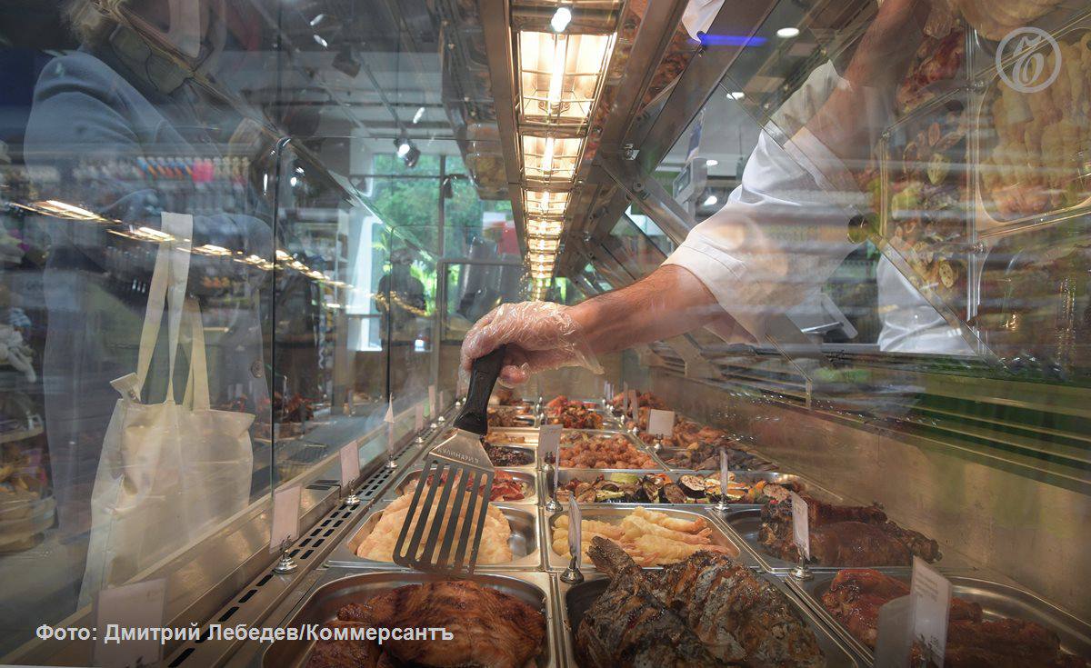 Российский рынок готовой еды стремительно растет и ожидает увеличения объема продаж с 3 8 до 14 трлн руб к 2030 году На фоне сохраняющейся популярности традиционных русских блюд борщ оливье сельдь под шубой набирает силу тренд на азиатскую кухню которая стабильно занимает третье место по популярности во всех регионах Продажи азиатских готовых блюд за год выросли на 10 40 Основными потребителями являются молодые люди до 35 лет увлеченные азиатской культурой а также россияне побывавшие в странах Азии и желающие повторить гастрономические впечатления Помимо привычных суши и роллов популярность набирают рамен том ям фо бо и вок Ритейлеры активно реагируют на спрос открывая в магазинах точки самообслуживания например раменные где покупатель может быстро и недорого приготовить себе блюдо О том как развивается рынок готовой еды в материале Ъ Review ЪReview